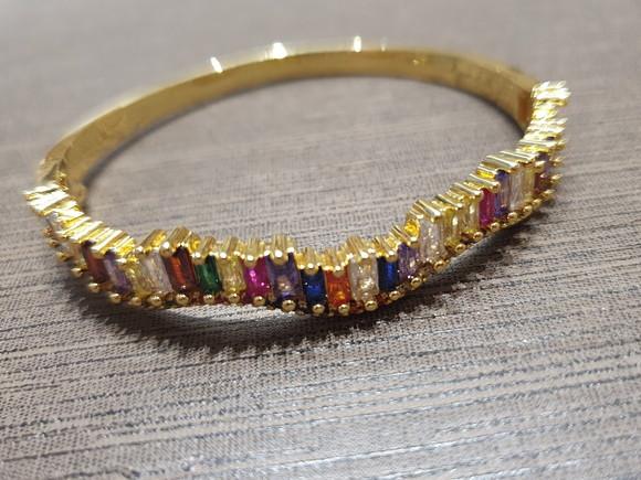 Pulseira Dourada com Cristais Coloridos
