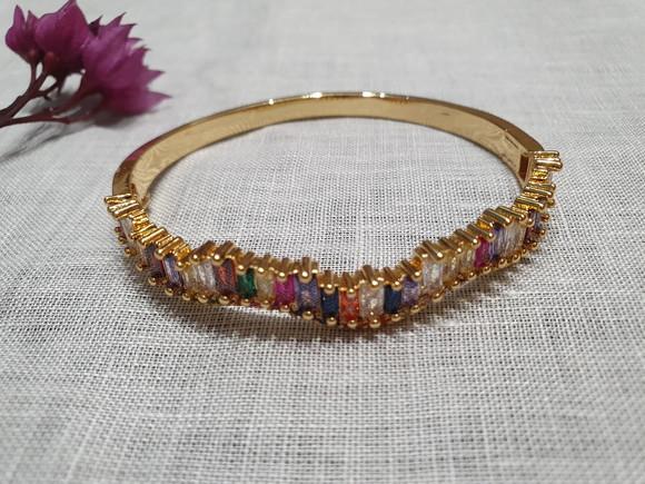 Pulseira Dourada com Cristais Coloridos