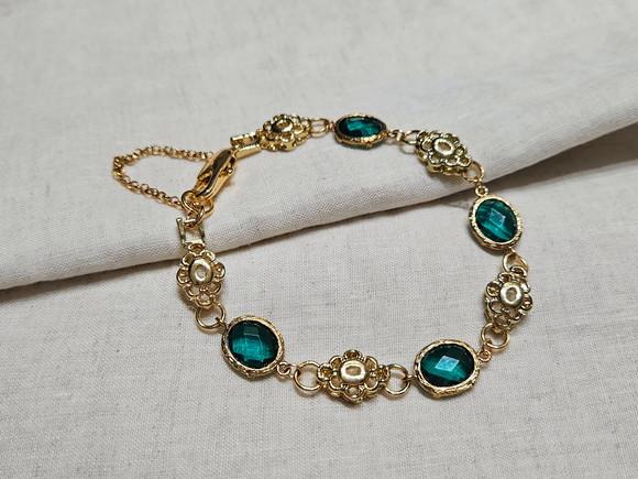 Pulseira Dourada com Cristais Verdes