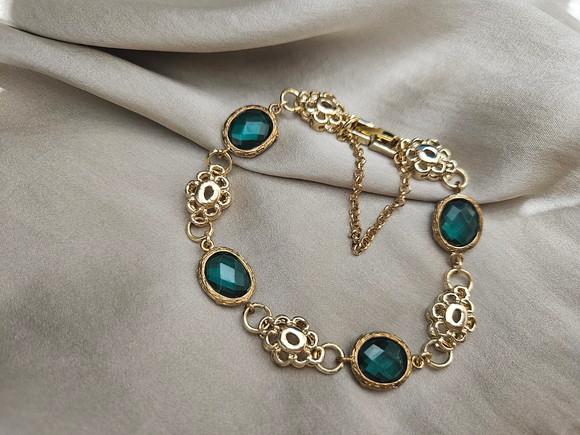Pulseira Dourada com Cristais Verdes