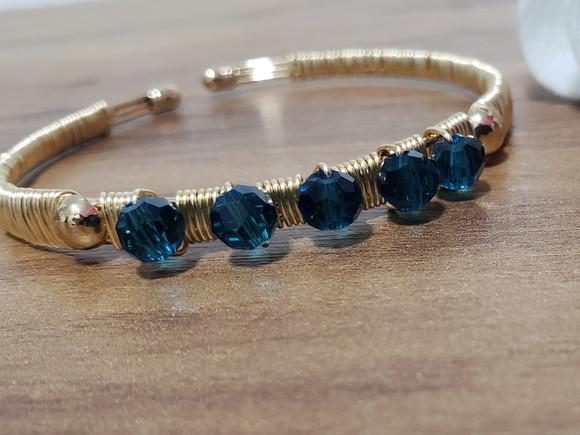 Pulseira Dourada com Cristal Azul Turquesa