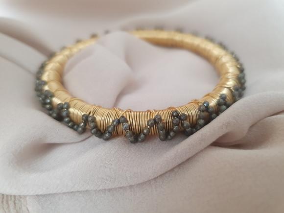 Pulseira Dourada com Mini Pedras Naturais Labradorita