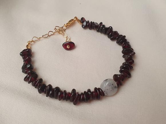 Pulseira Dourada com Pedras Granada e Pedra da Lua