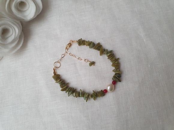 Pulseira Dourada com Pedras e Pérolas Naturais