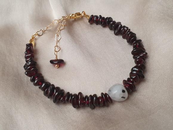 Pulseira Dourada com Pedras Granada e Pedra da Lua