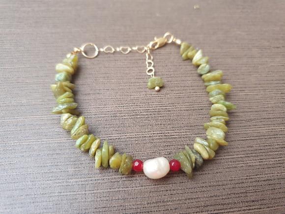 Pulseira Dourada com Pedras e Pérolas Naturais