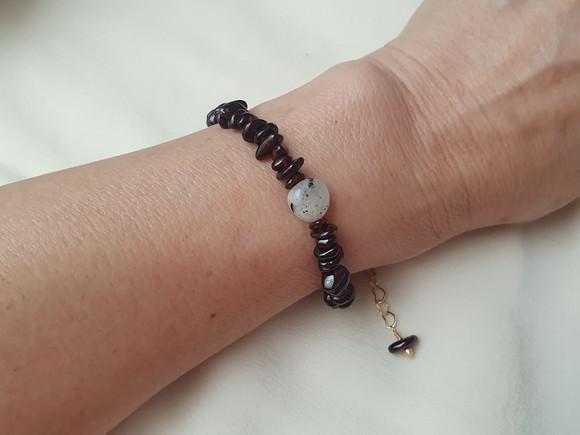 Pulseira Dourada com Pedras Granada e Pedra da Lua