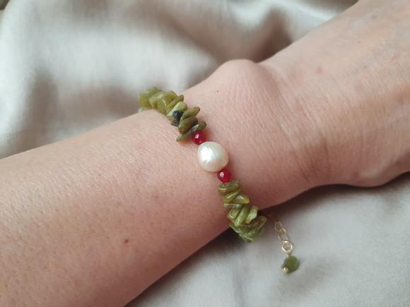 Pulseira Dourada com Pedras e Pérolas Naturais