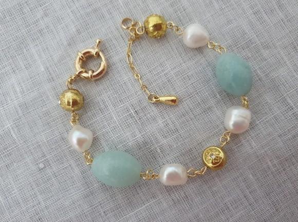 Pulseira Dourada com Pedras Naturais Amazonita e Pérolas