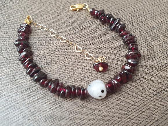 Pulseira Dourada com Pedras Granada e Pedra da Lua
