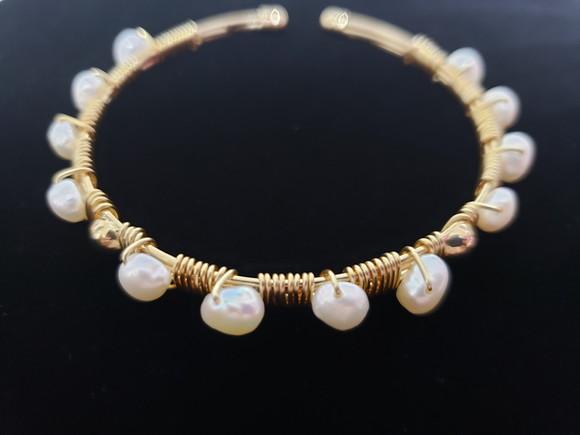 Pulseira Dourada com Pérolas Naturais