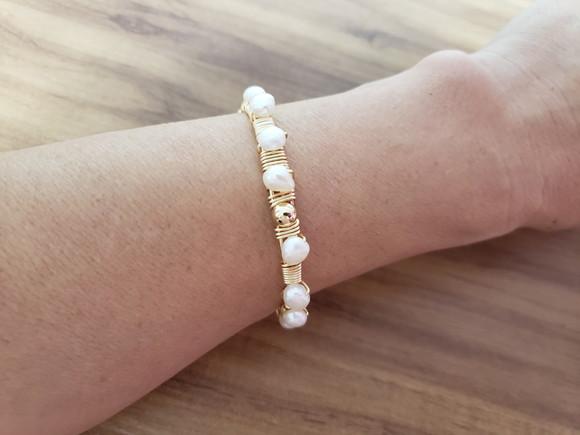 Pulseira Dourada com Pérolas Naturais