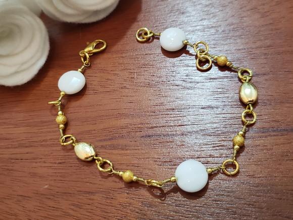 Pulseira Dourada de Pedra Natural Jade Branco