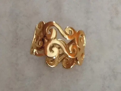 Anel Dourado Vazado com Arabescos- Semijoia