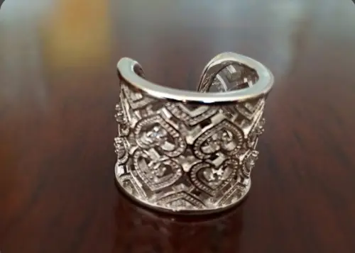 Anel com Arabescos de Corações e Mini Cristais