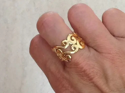 Anel Dourado Vazado com Arabescos- Semijoia