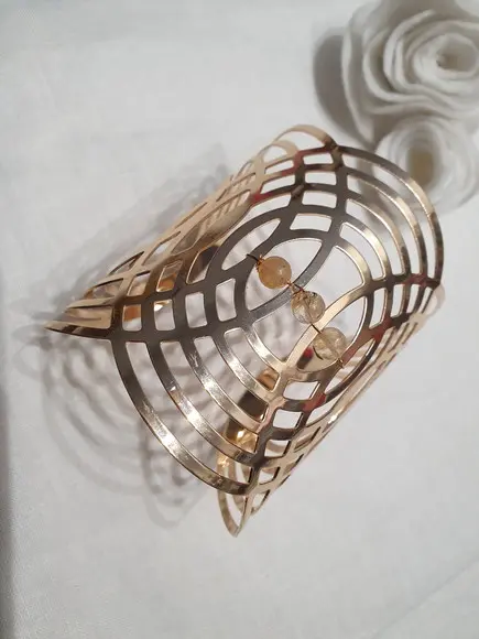 Bracelete Banhado Vazado com Pedras Naturais