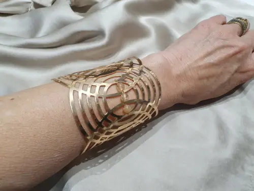 Bracelete Banhado Vazado com Pedras Naturais