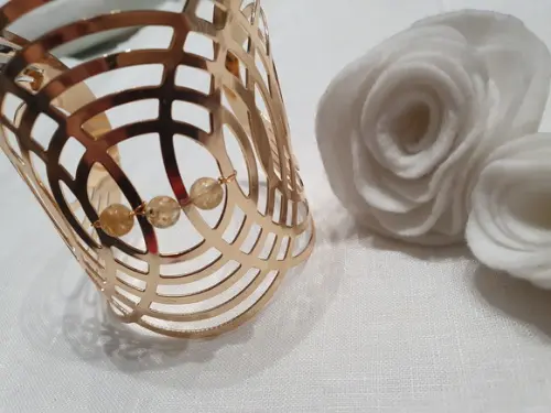 Bracelete Banhado Vazado com Pedras Naturais