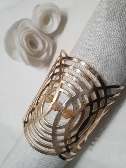 Bracelete Banhado Vazado com Pedras Naturais