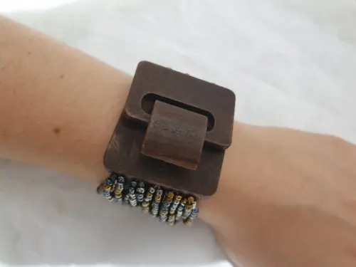 Bracelete de Madeira e Miçangas