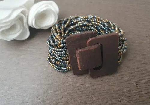 Bracelete de Madeira e Miçangas