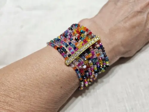 Bracelete Dourado com Cristais Coloridos