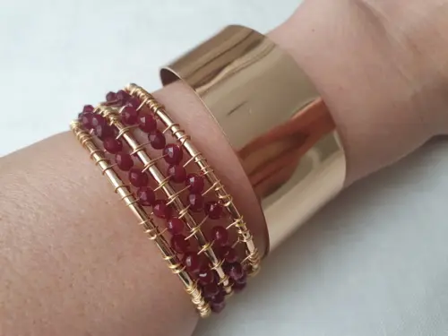 Bracelete Dourado com Pedras Naturais Jade Rubi