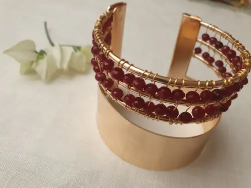 Bracelete Dourado com Pedras Naturais Jade Rubi