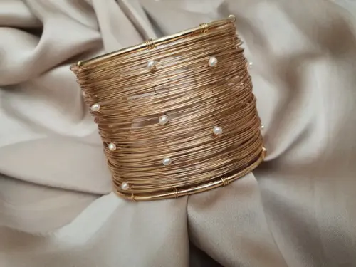 Bracelete Dourado e Pérolas Naturais