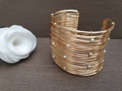 Bracelete Dourado e Pérolas Naturais