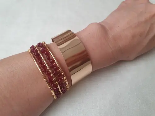 Bracelete Dourado com Pedras Naturais Jade Rubi