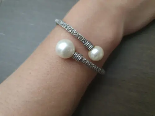 Bracelete Prateado de Aço Inoxidável e Pérolas