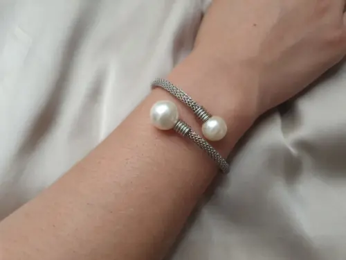 Bracelete Prateado de Aço Inoxidável e Pérolas