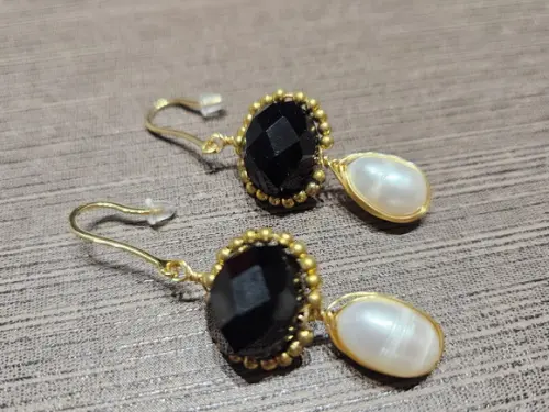 Brinco Anzol Banhado com Cristal Preto e Pérola Natural