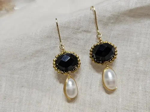 Brinco Anzol Banhado com Cristal Preto e Pérola Natural