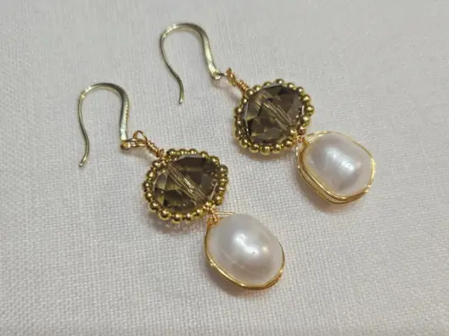 Brinco Anzol Banhado com Cristal e Pérola Natural