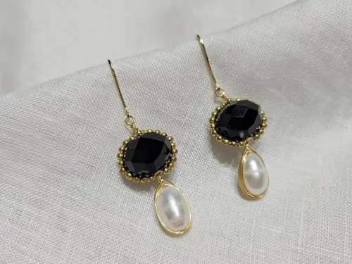 Brinco Anzol Banhado com Cristal Preto e Pérola Natural