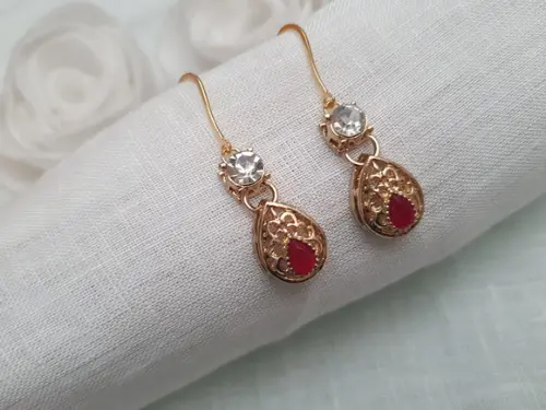 Brinco Anzol Com Cristal Transparente E Rubi