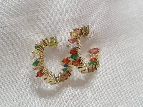Brinco Argola Banhado com Cristais Coloridos