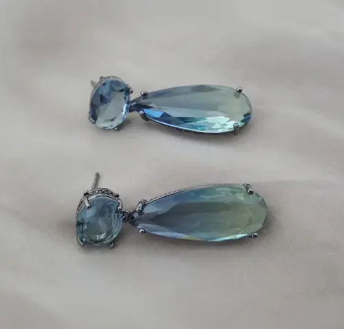 Brinco Banhado a Grafite com Cristal Azul Boreal