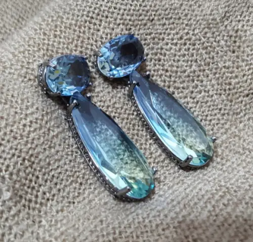 Brinco Banhado a Grafite com Cristal Azul Boreal