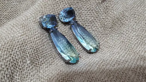 Brinco Banhado a Grafite com Cristal Azul Boreal
