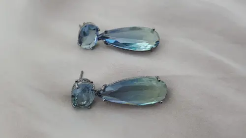 Brinco Banhado a Grafite com Cristal Azul Boreal