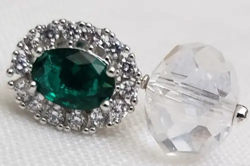 Brinco Banhado a Prata com Cristal Verde e Transparente