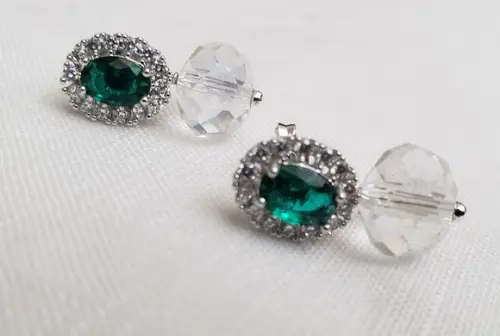 Brinco Banhado a Prata com Cristal Verde e Transparente