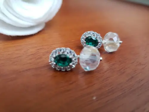 Brinco Banhado a Prata com Cristal Verde e Transparente