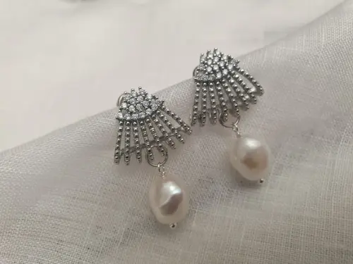 Brinco Banhado a Prata com Pérola Natural
