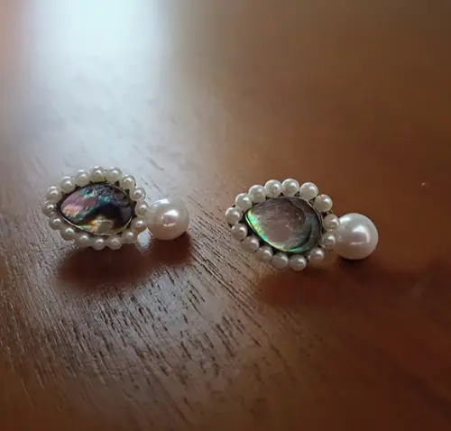 Brinco Banhado com Cabochão Abalone e Pérolas