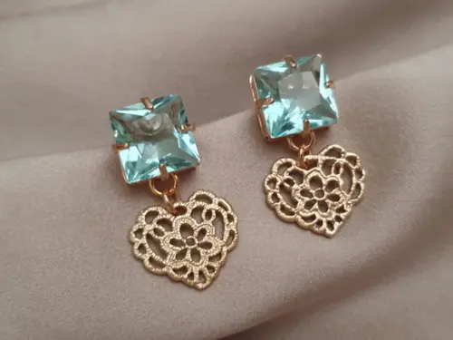 Brinco Banhado com Cabochão e Pingente Dourado Rendado